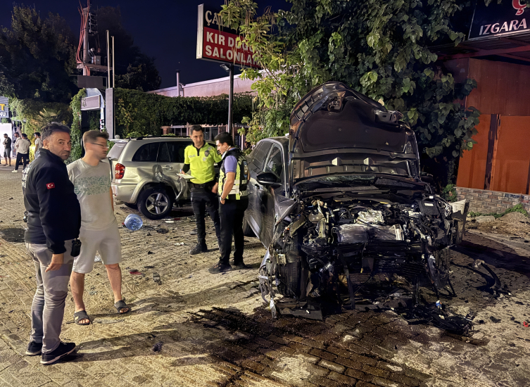 Bursa'da iki otomobilin çarpıştığı kazada 2 kişi öldü, 2 kişi yaralandı