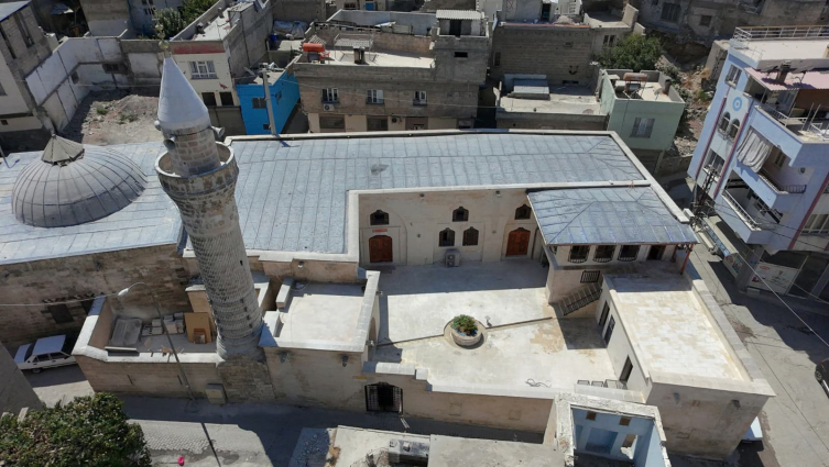 Depremlerde hasar gören 2 cami restore edildi