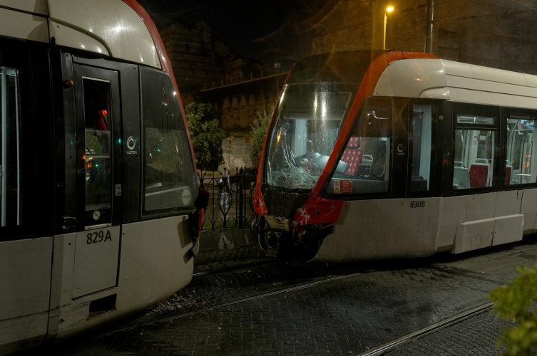 Zeytinburnu'nda iki tramvay çarpıştı