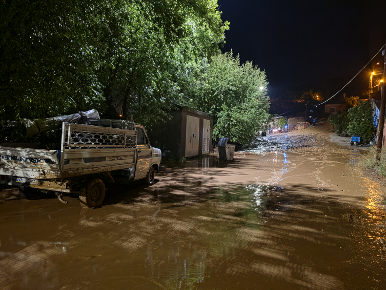Erzincan'da sağanak su baskınlarına neden oldu