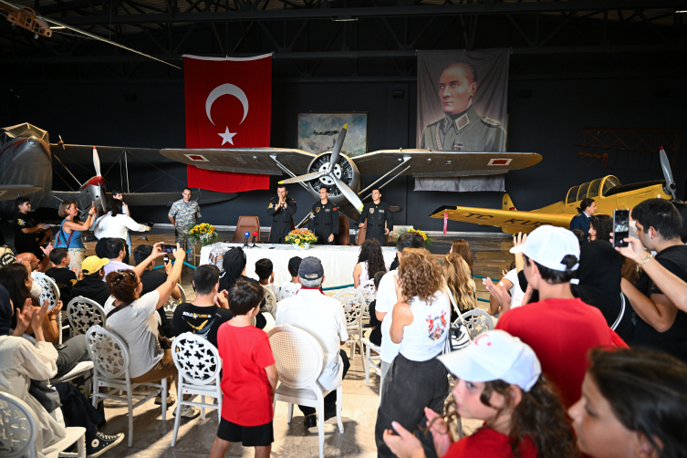 SOLOTÜRK pilotları İstanbul'da vatandaşlarla buluştu