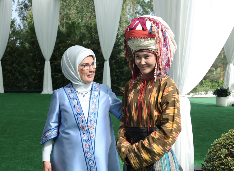 Emine Erdoğan Kırgızistan'da lider eşleriyle buluştu