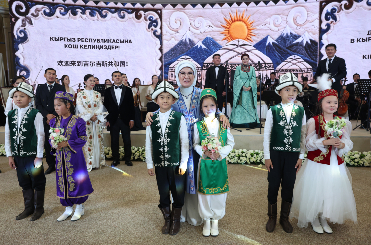 Emine Erdoğan Kırgızistan'da lider eşleriyle buluştu