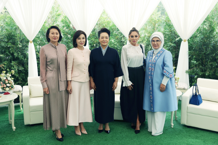 Emine Erdoğan Kırgızistan'da lider eşleriyle buluştu