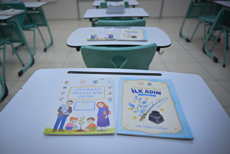 Ücretsiz ders kitapları okul sıralarındaki yerini aldı