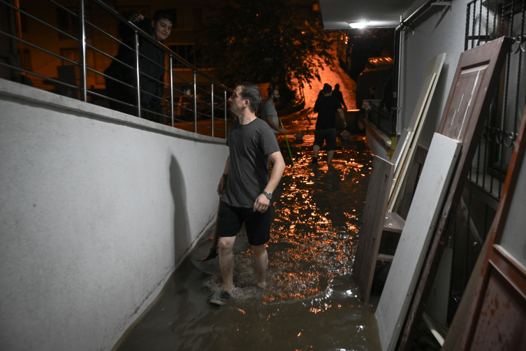 Ankara'da yağmur yağdı, rögarlar taştı: Evler su altında kaldı