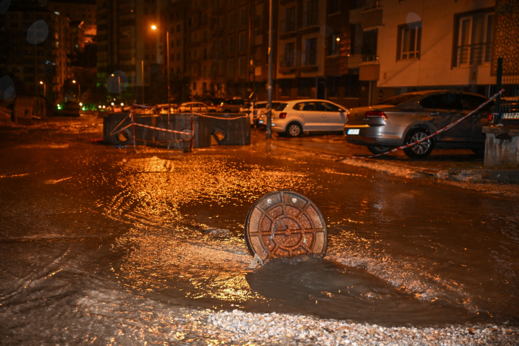 Ankara'da yağmur yağdı, rögarlar taştı: Evler su altında kaldı