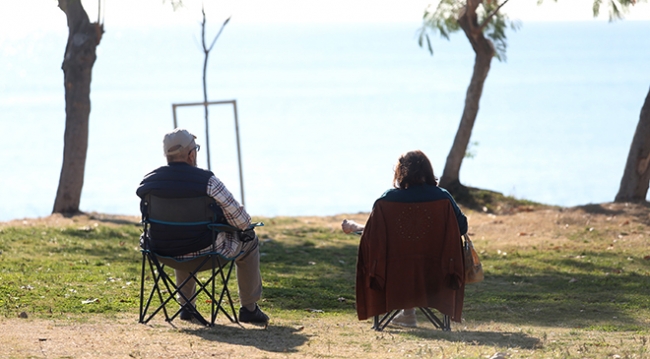 65 yaş ve üzeri güzel havanın tadını çıkartıyor