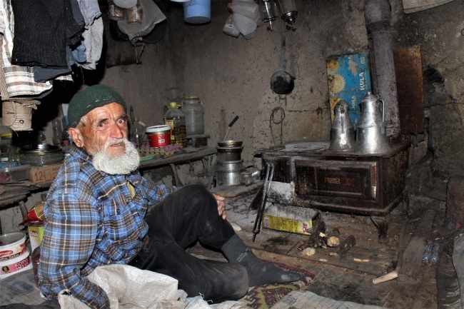 Ormandaki kulübesinde 30 yıldır tek başına yaşıyor