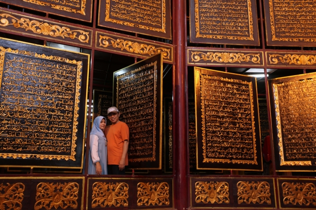 Ahşap Kur'an-ı Kerim'e dünyanın dört bir yanından ziyaretçi akını