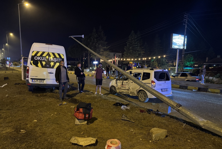 Bartın'da minibüs ile hafif ticari araç çarpıştı: 21 yaralı