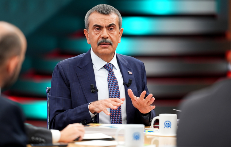 Bakan Tekin: Öğretmenlerimizi cep telefonu konusunda uyardık
