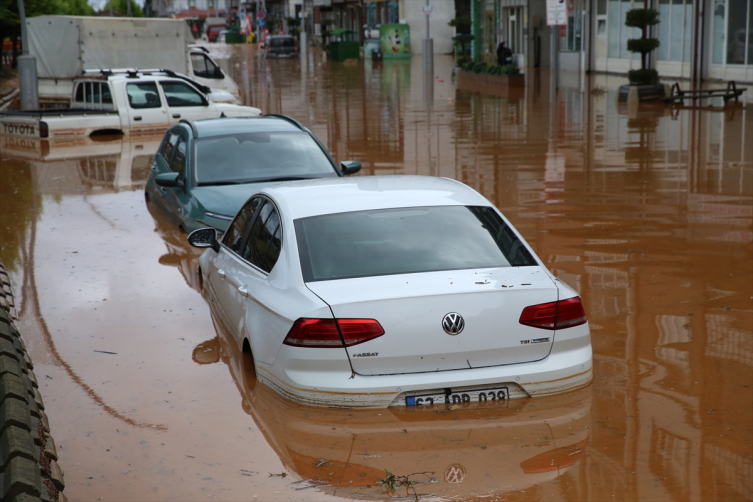 Rize'de etkili olan sağanak hayatı olumsuz etkiledi