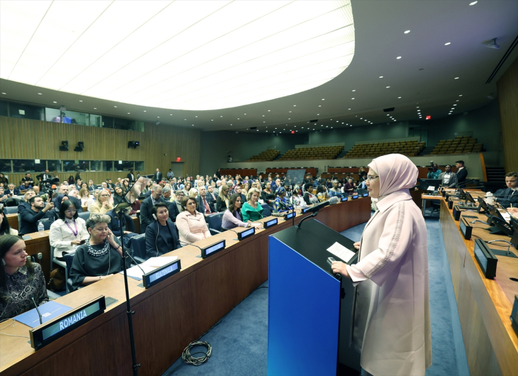 Emine Erdoğan: Çocuklar, zihinlerine göz konulmuş hedef kitleye dönüştürüldü