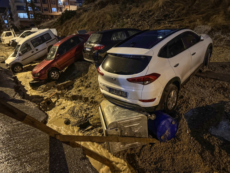 Ankara'da yol çöktü: 20 araç hasar gördü
