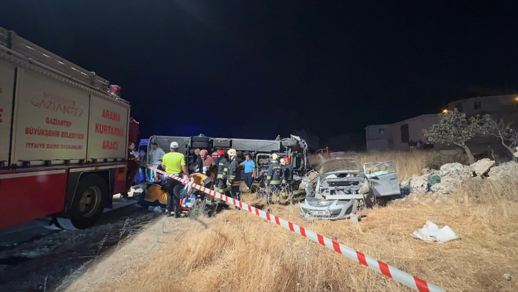 Gaziantep'te yolcu midibüsü ile otomobil çarpıştı: 7 ölü, 13 yaralı