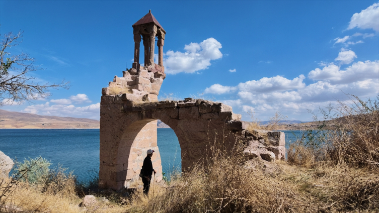 Terk edilen köyündeki camiye 23 yıldır gönüllü olarak gözü gibi bakıyor