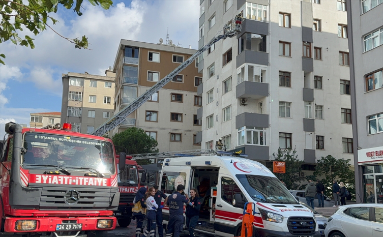 Kadıköy'de 8 katlı binada yangın