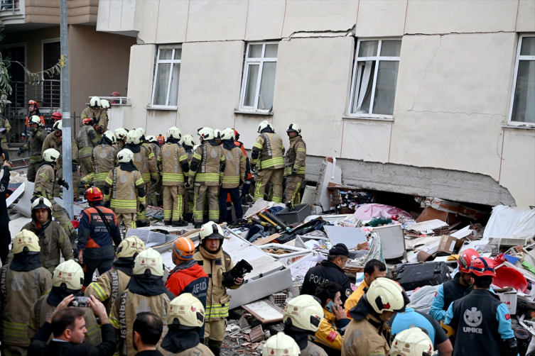 İstanbul'da 7 katlı bina kısmen çöktü