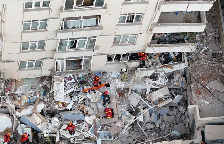 İstanbul'da 7 katlı bina kısmen çöktü