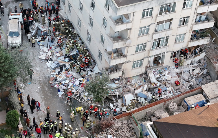 İstanbul'da 7 katlı bina kısmen çöktü