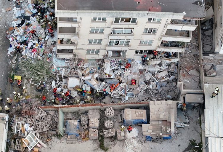 İstanbul'da 7 katlı bina kısmen çöktü