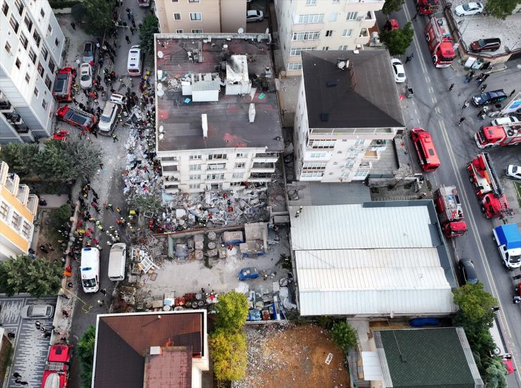 İstanbul'da 7 katlı bina kısmen çöktü