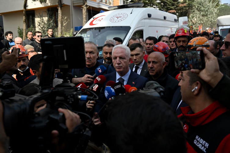 İstanbul'da 7 katlı bina kısmen çöktü: 3 kişi aranıyor