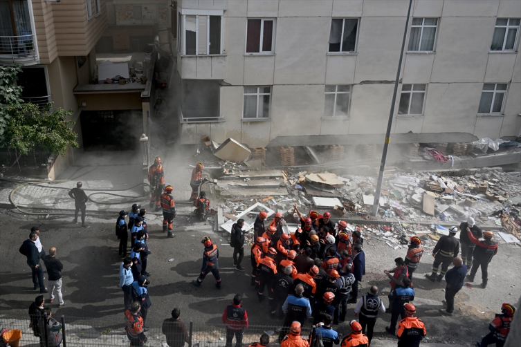İstanbul'da 7 katlı bina kısmen çöktü: 3 kişi aranıyor