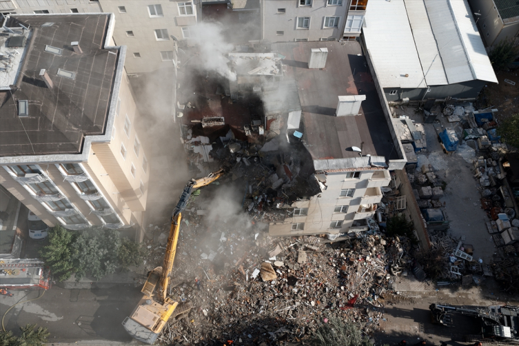 İstanbul'da 7 katlı bina kısmen çöktü: 3 kişi aranıyor