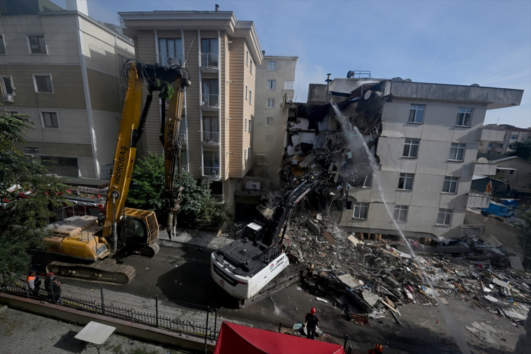 İstanbul'da 7 katlı bina kısmen çöktü: 3 kişi aranıyor