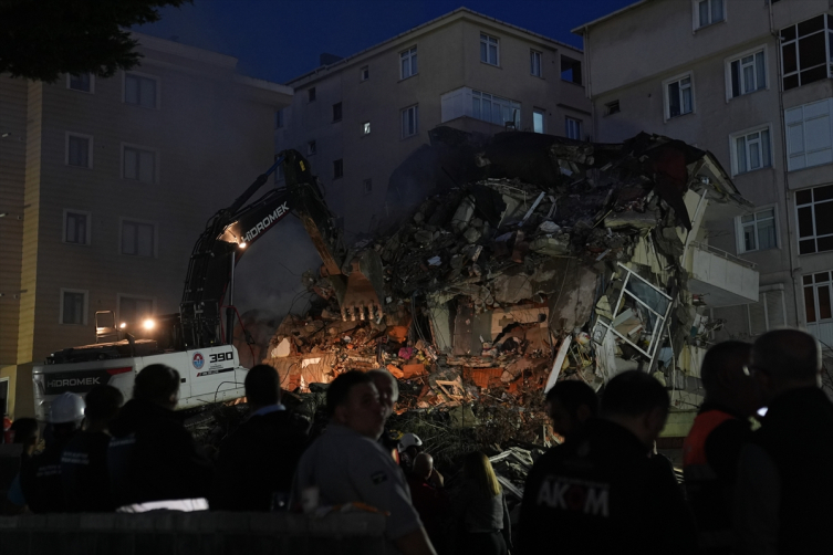 İstanbul'da 7 katlı bina kısmen çöktü: 3 kişi aranıyor