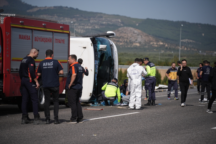 Manisa'da yolcu otobüsü ile çekici çarpıştı: 11 ölü, 27 yaralı