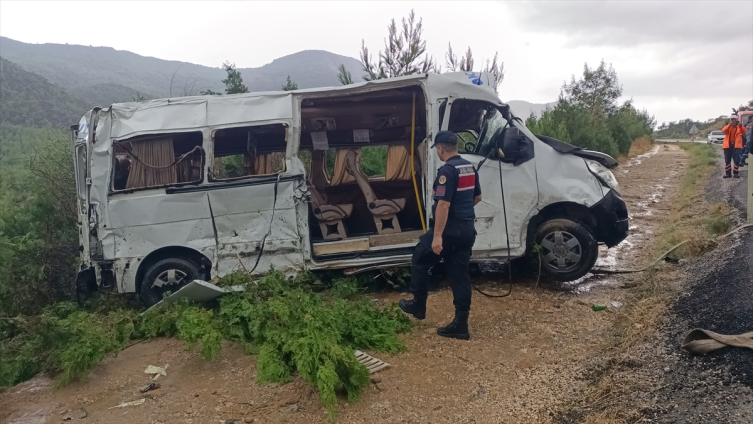 Mersin'de minibüs uçuruma devrildi: 17 yaralı