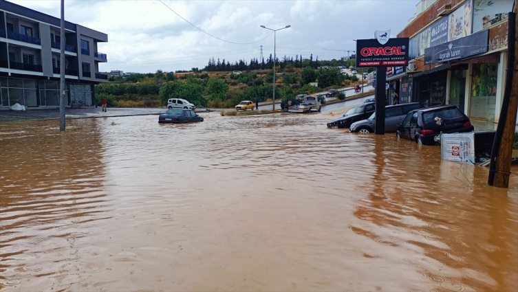 Mersin'de sağanak su baskınlarına neden oldu: Araçlar yolda kaldı