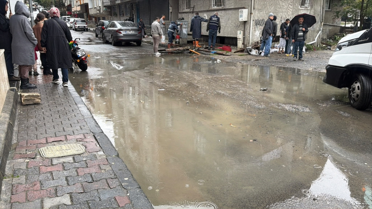 İstanbul'da sağanak hayatı olumsuz etkiledi