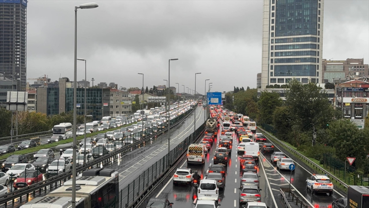 İstanbul'da sağanak: Yollar göle döndü, trafik durma noktasına geldi