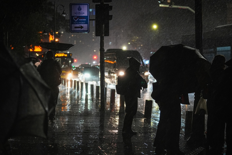 İstanbul'da dereler taştı, yollar göle döndü