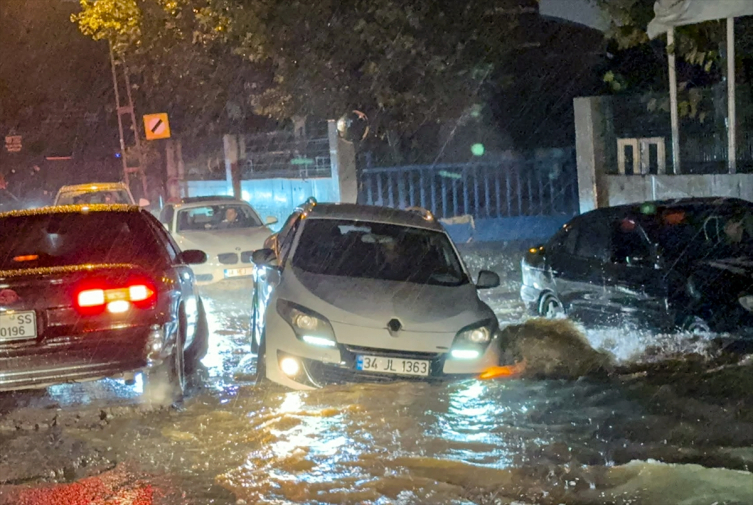 İstanbul'da dereler taştı, yollar göle döndü