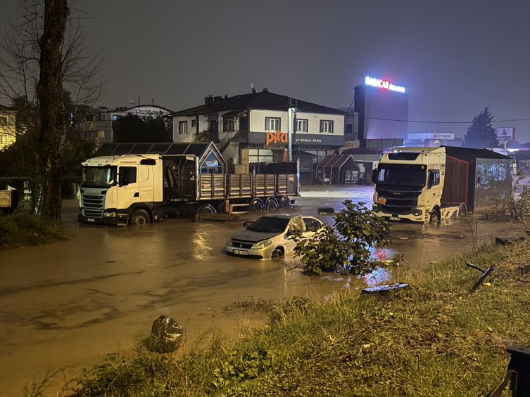 Kocaeli'de sağanak: Caddeler ve sokaklar göle döndü