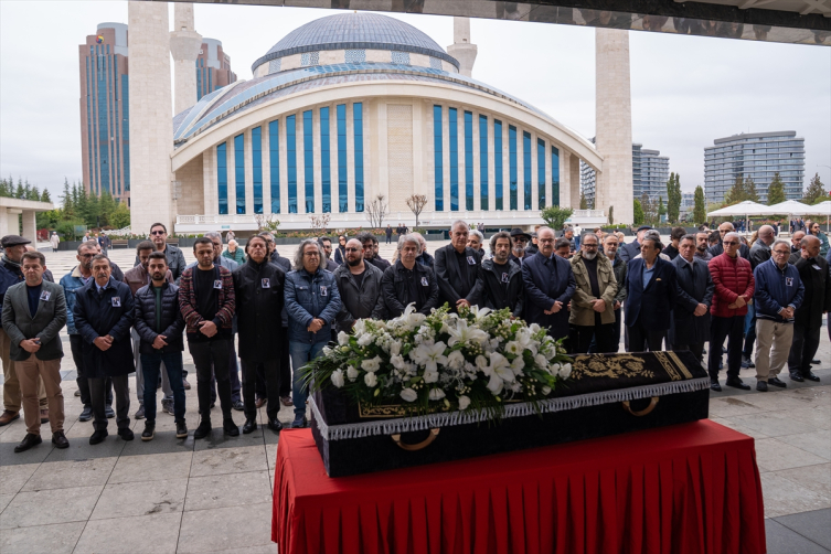 Şarkıcı Alpay son yolculuğuna uğurlandı