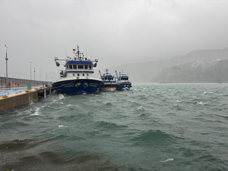 Amasra'da fırtına: Dalga boyu 6 metreye ulaştı