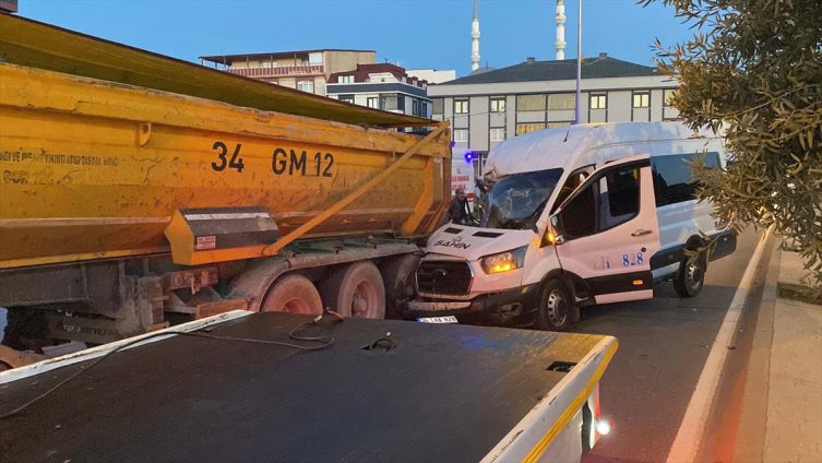 Arnavutköy'de işçi servisi hafriyat kamyonuna çarptı: 9 yaralı