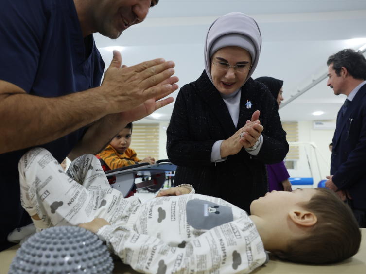 Emine Erdoğan, Özbekistan'da rehabilitasyon merkezi ve okul öncesi eğitim kurumunun açılışına katıldı