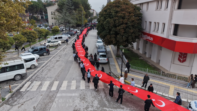 Çorum Cumhuriyet coşkusu: 103. yılda 103 metrelik bayrakla yürüdüler