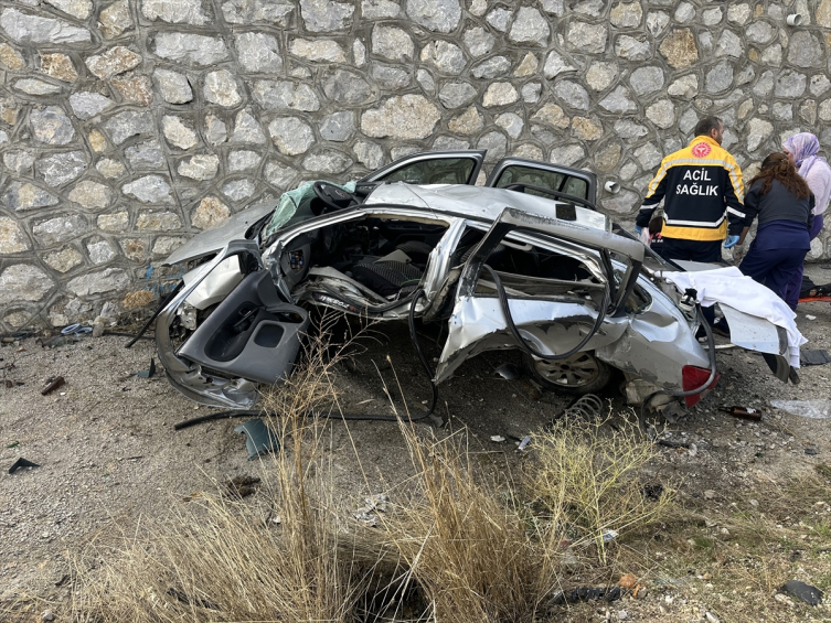 Çorum'da iki otomobil çarpıştı: 4 ölü, 2 yaralı