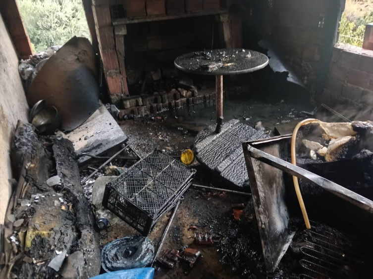 Benzinle soba yakmak isterken evi yaktı