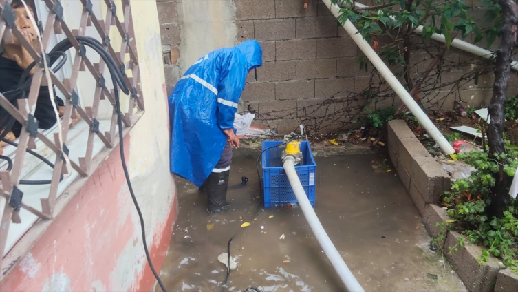 Mersin'de sağanak: Ev ve iş yerlerini su bastı