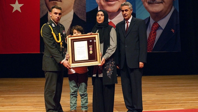 2,5 yaşındaki Utku Baran babasının madalyasını aldı