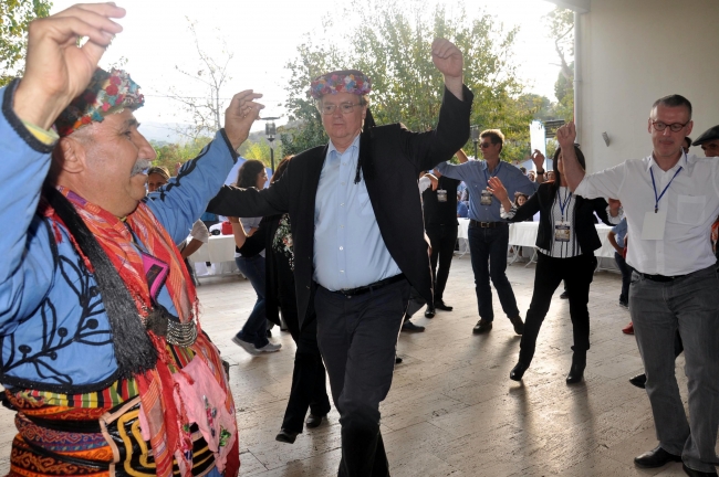 AB büyükelçileri Aydın'da zeybek oynadı